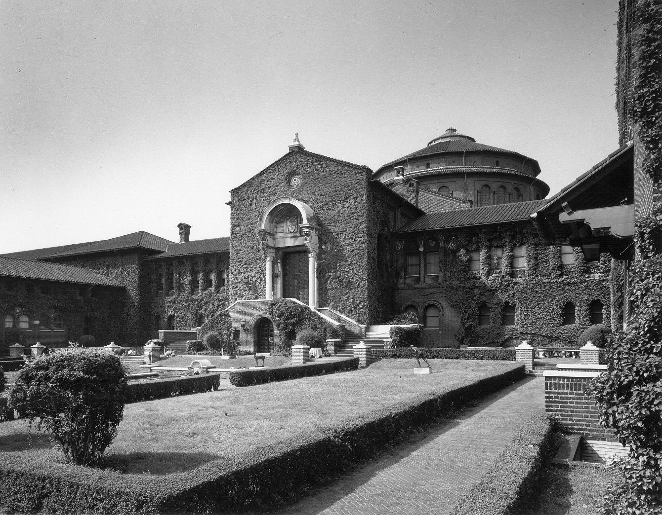 Museum of Archaeology and Anthropology, courtyard and main entrance, 1961